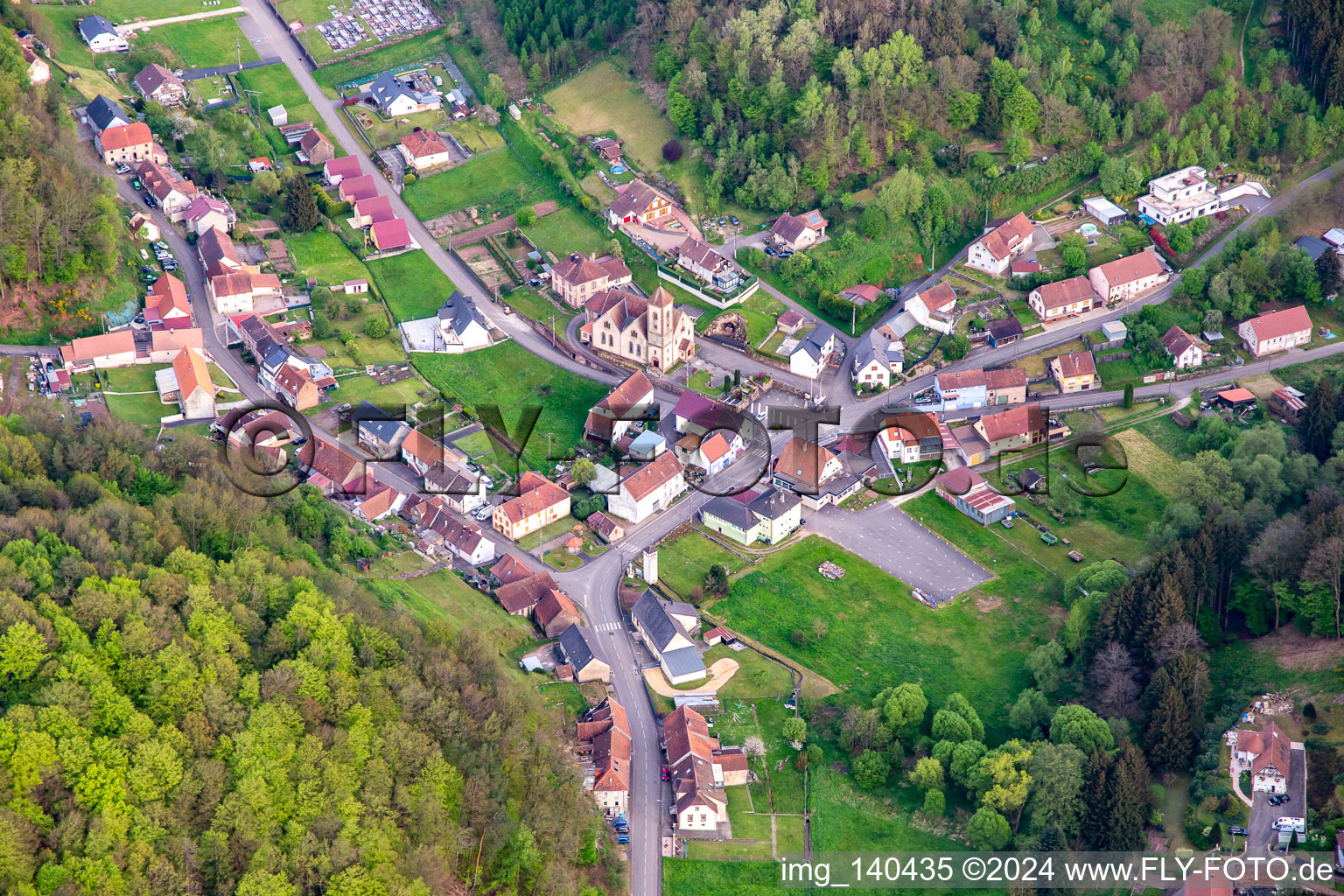 Salle communale de Siertsthal, Église Saint-Marc de Siersthal im Bundesland Moselle, Frankreich