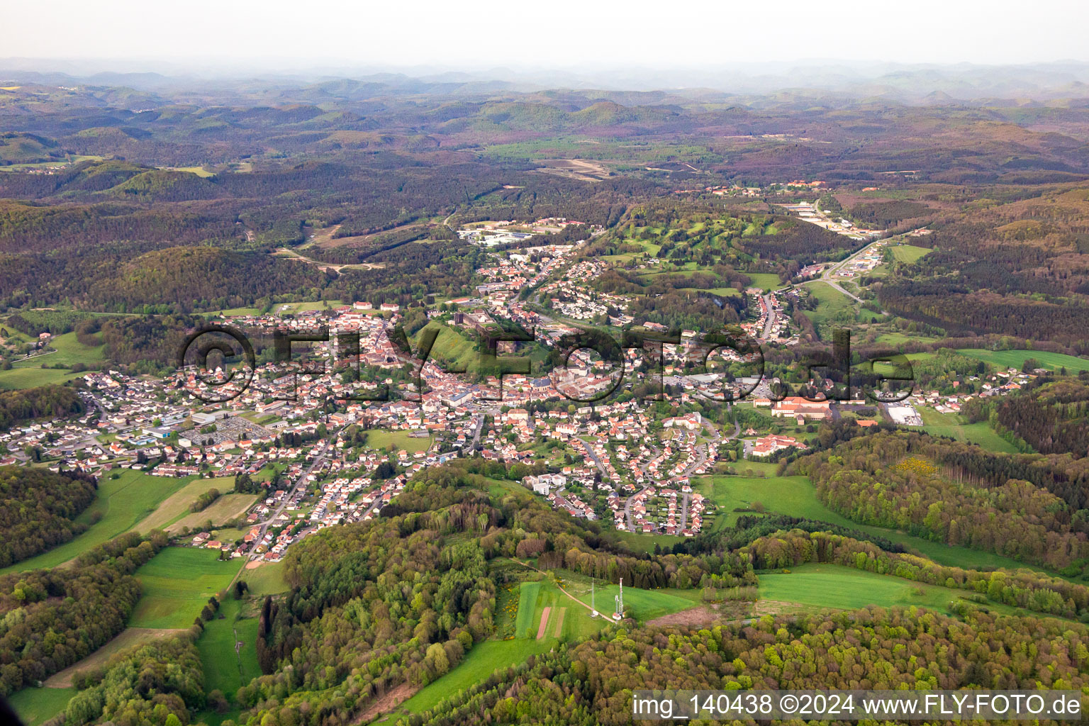 Luftbild von Bitsch von Westen im Bundesland Moselle, Frankreich