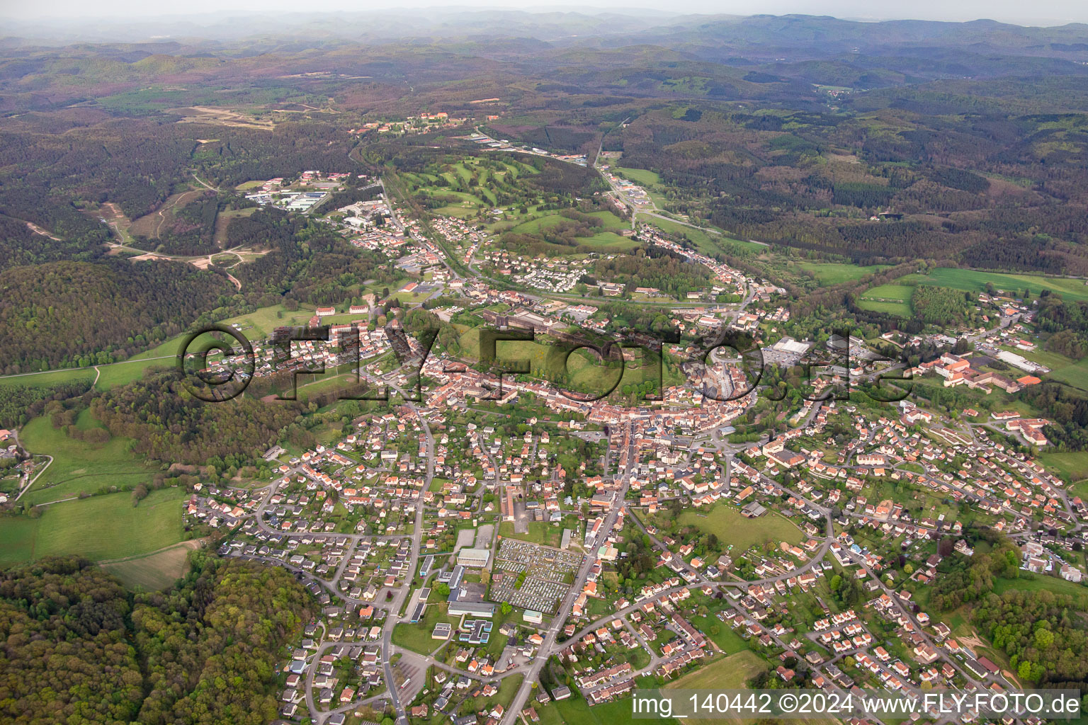 Luftaufnahme von Bitsch von Westen im Bundesland Moselle, Frankreich