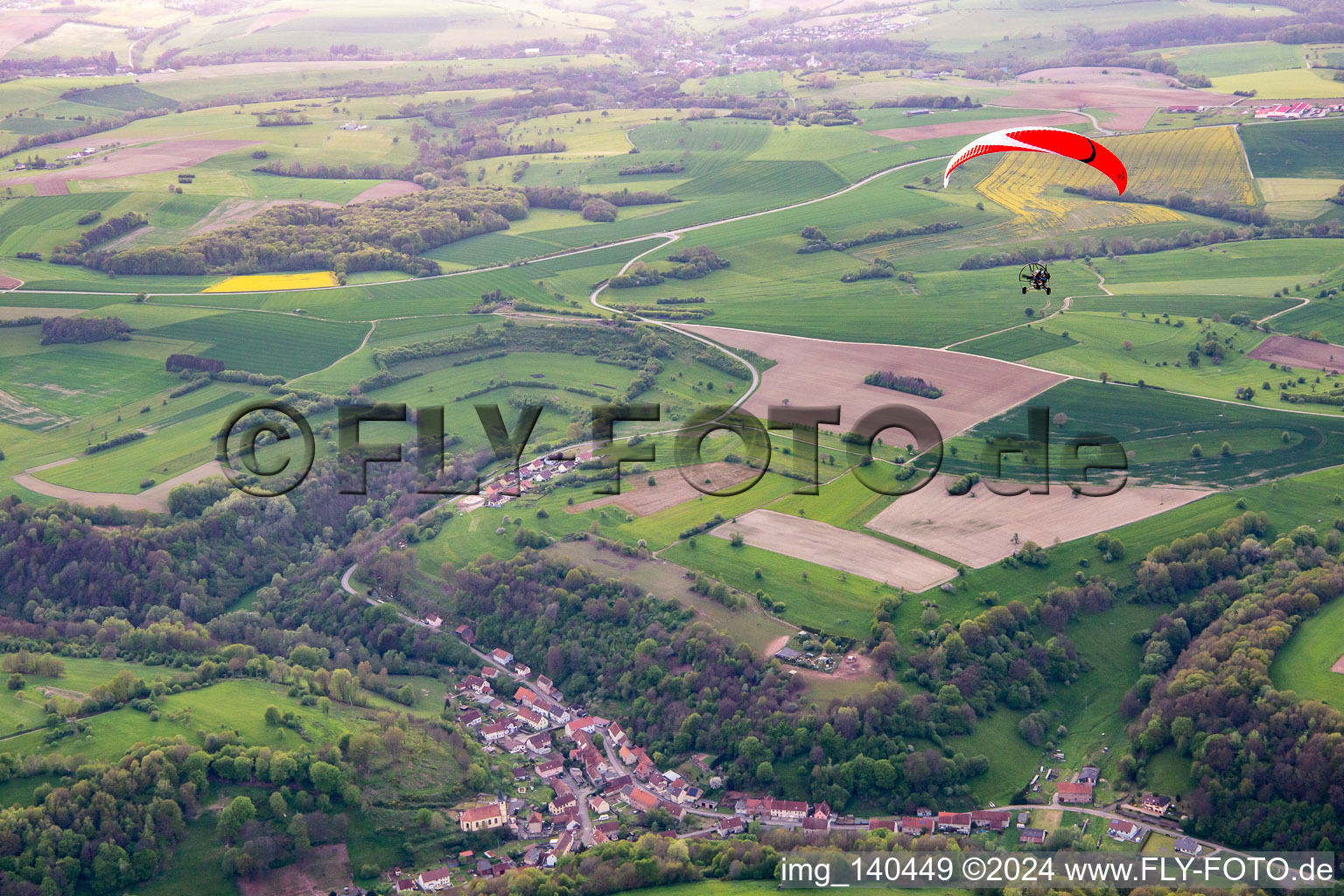 Paragleiter in Lengelsheim im Bundesland Moselle, Frankreich