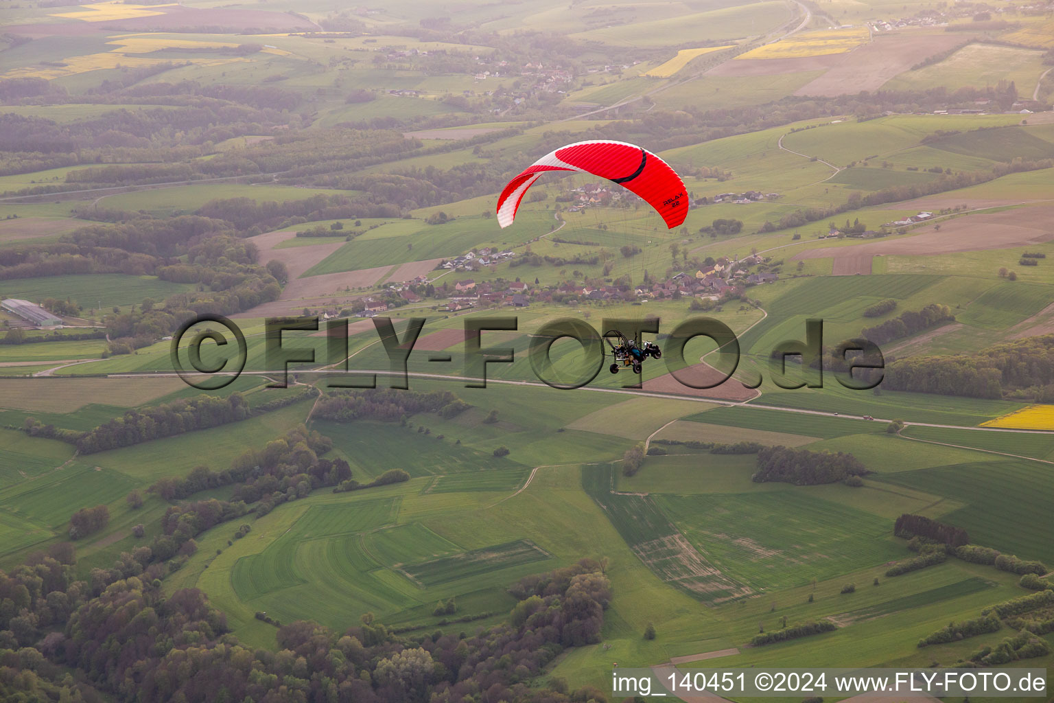 Paramotor in Nussweiler im Bundesland Moselle, Frankreich