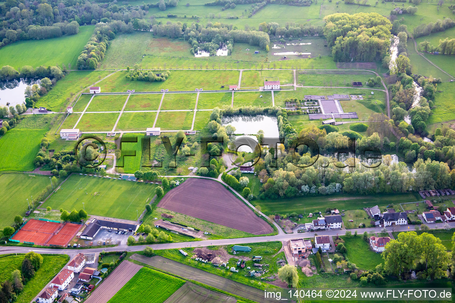 Luftbild von Europäischer Kulturpark Bliesbruck-Reinheim Informationszentrum mit   Römische Taverne ,  Gallo-römische Villa von Reinheim und   Keltscher Farm in Gersheim im Bundesland Saarland, Deutschland