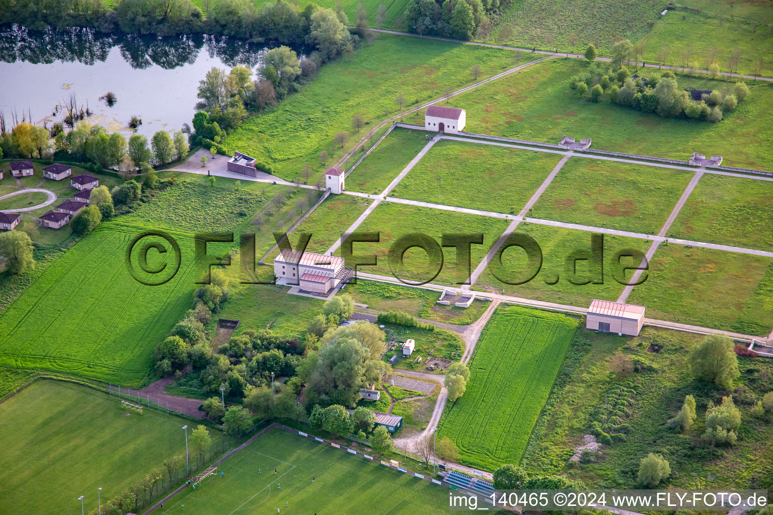 Luftaufnahme von Europäischer Kulturpark Bliesbruck-Reinheim Informationszentrum mit   Römische Taverne ,  Gallo-römische Villa von Reinheim und   Keltscher Farm in Gersheim im Bundesland Saarland, Deutschland