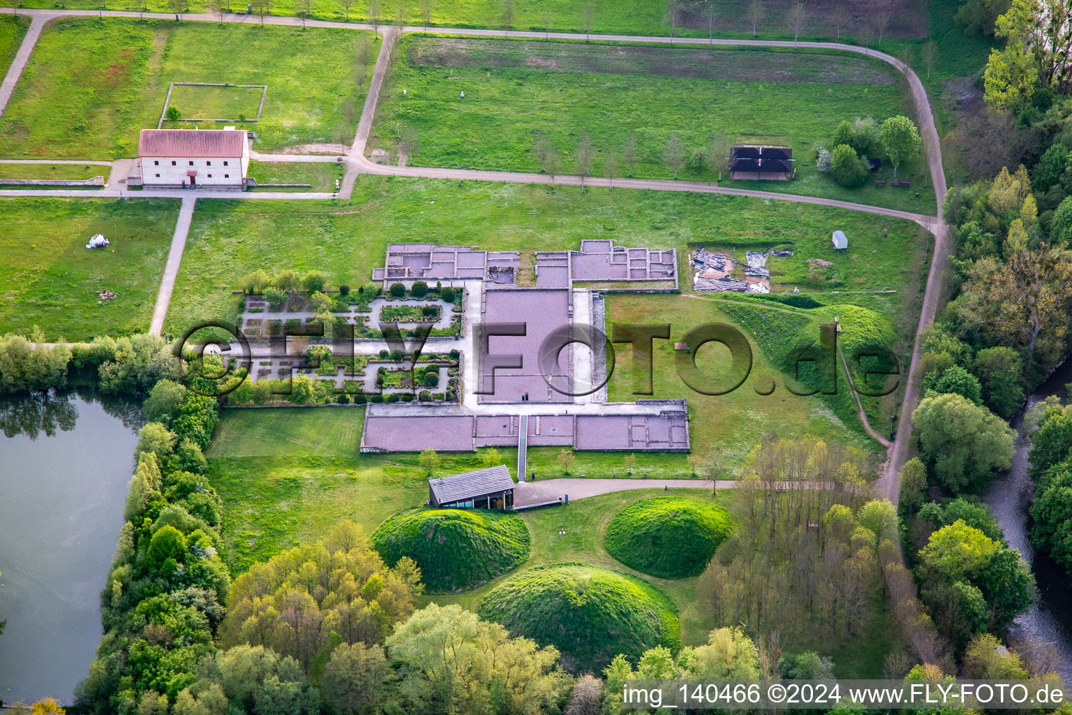 Schrägluftbild von Europäischer Kulturpark Bliesbruck-Reinheim Informationszentrum mit   Römische Taverne ,  Gallo-römische Villa von Reinheim und   Keltscher Farm in Gersheim im Bundesland Saarland, Deutschland