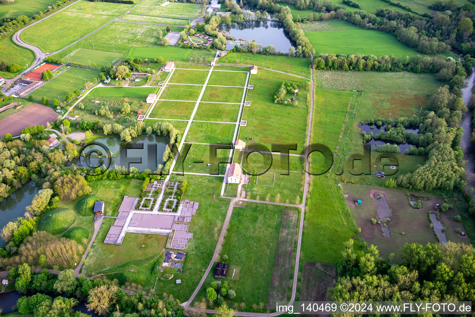 Europäischer Kulturpark Bliesbruck-Reinheim Informationszentrum mit   Römische Taverne ,  Gallo-römische Villa von Reinheim und   Keltscher Farm in Gersheim im Bundesland Saarland, Deutschland von oben