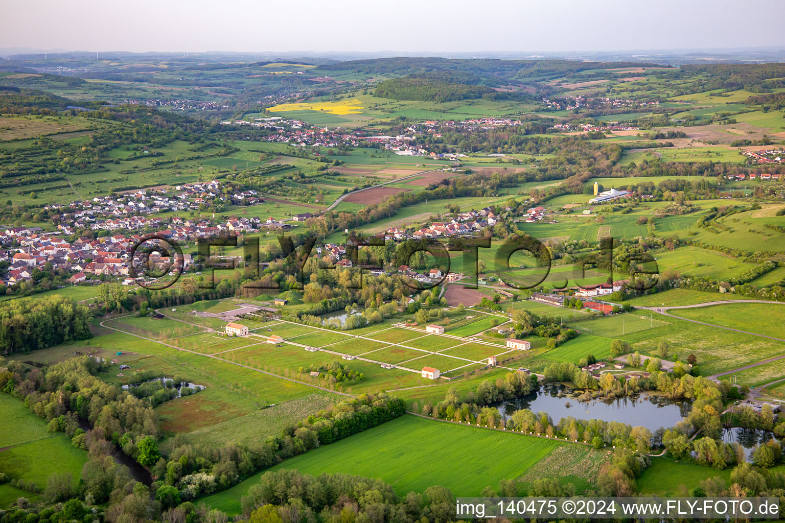 Europäischer Kulturpark Bliesbruck-Reinheim Informationszentrum mit   Römische Taverne ,  Gallo-römische Villa von Reinheim und   Keltscher Farm in Gersheim im Bundesland Saarland, Deutschland aus der Luft