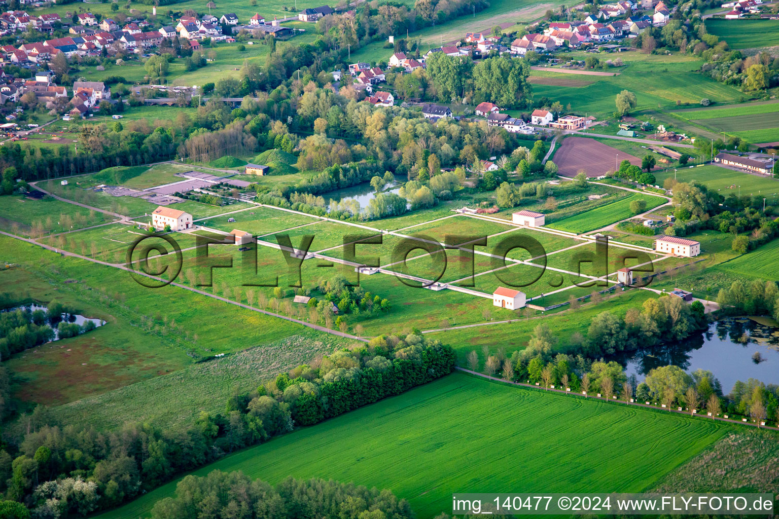 Europäischer Kulturpark Bliesbruck-Reinheim Informationszentrum mit   Römische Taverne ,  Gallo-römische Villa von Reinheim und   Keltscher Farm in Gersheim im Bundesland Saarland, Deutschland von oben gesehen