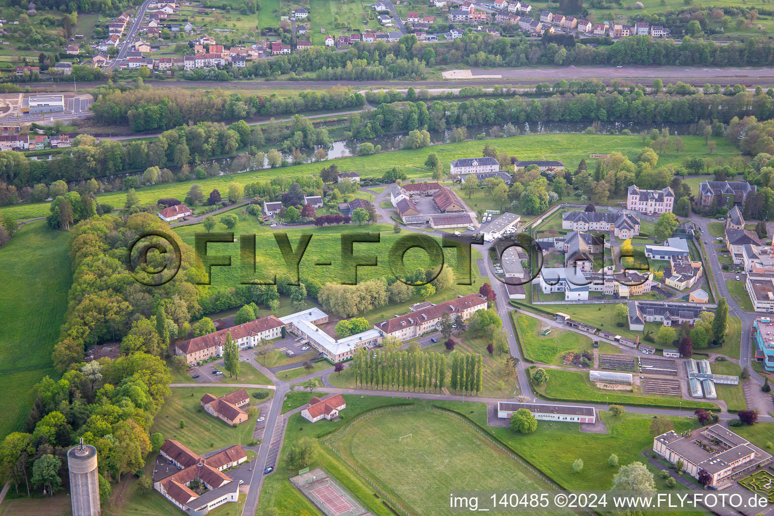 Luftaufnahme von Ctre Hospitalier Spécialisé im Ortsteil Blauberg in Saargemünd im Bundesland Moselle, Frankreich