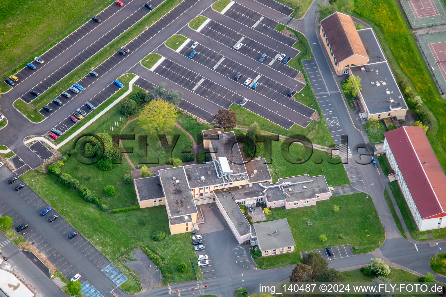 Luftbild von Hospital Robert-Pax im Ortsteil Zone Industrielle du Grand Bois Fayencerie in Saargemünd im Bundesland Moselle, Frankreich