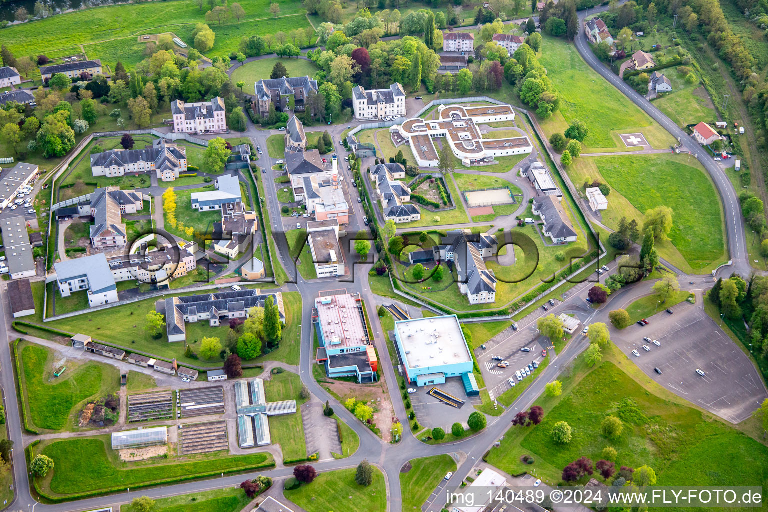 Schrägluftbild von Ctre Hospitalier Spécialisé im Ortsteil Blauberg in Saargemünd im Bundesland Moselle, Frankreich