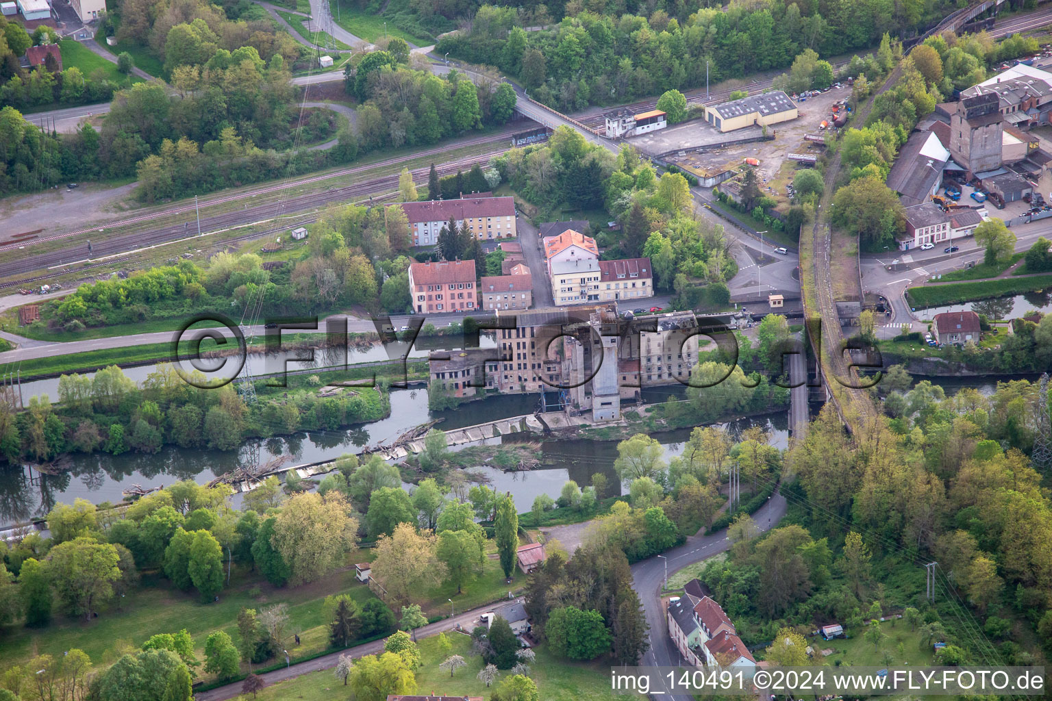 Altes Fabrikgebäude an der Saarschleuse N 26 in Saargemünd im Bundesland Moselle, Frankreich