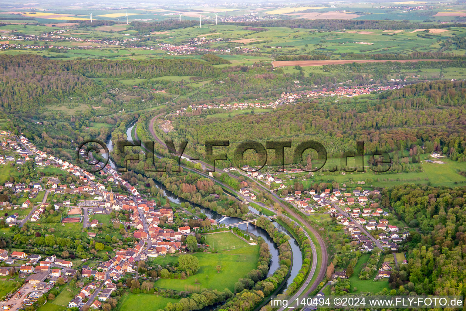 Saar und Kanal von Westen in Sarreinsming im Bundesland Moselle, Frankreich