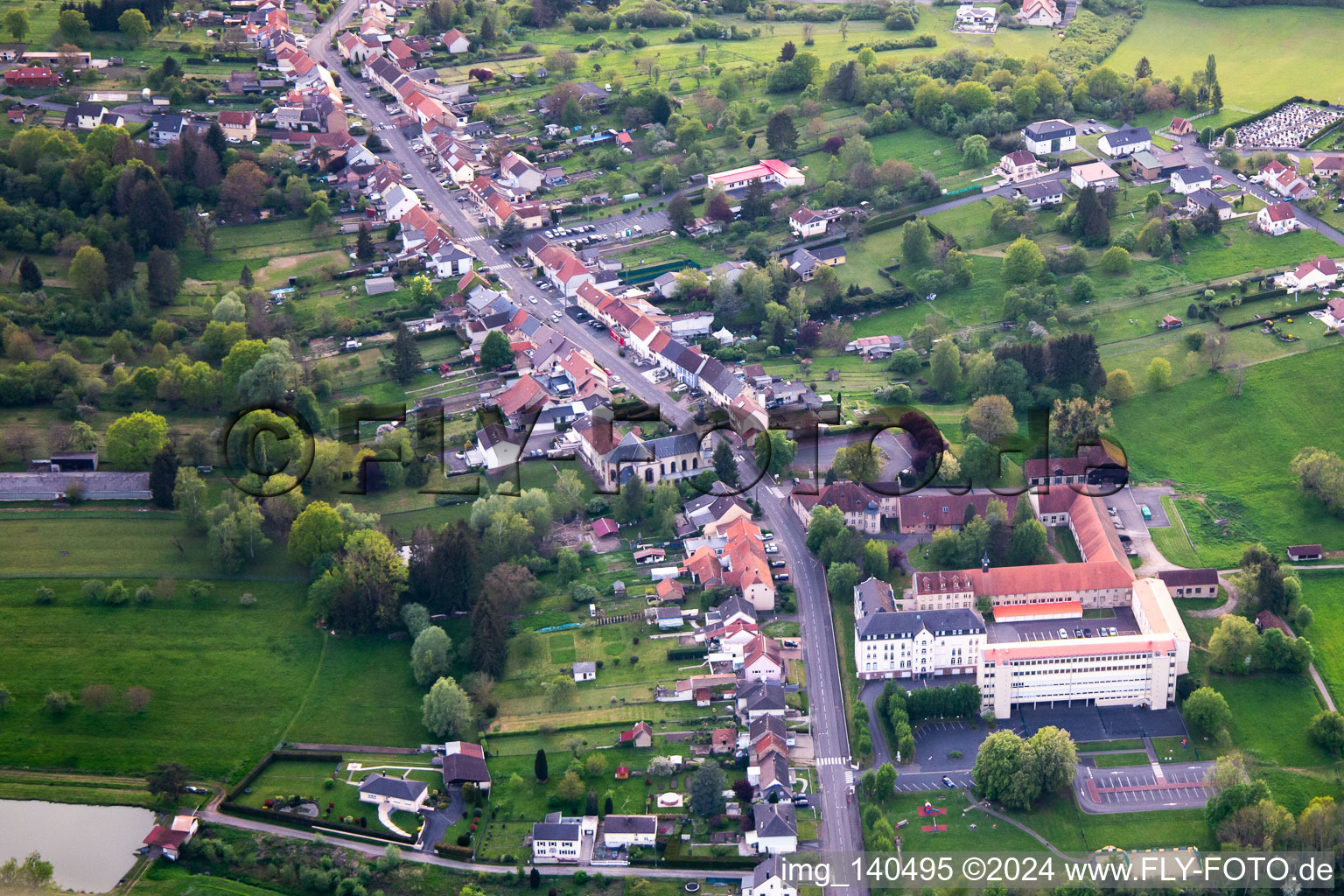 Luftbild von Rue Saint-Michel, Clos du chateau und École élémentaire publique in Neufgrange im Bundesland Moselle, Frankreich