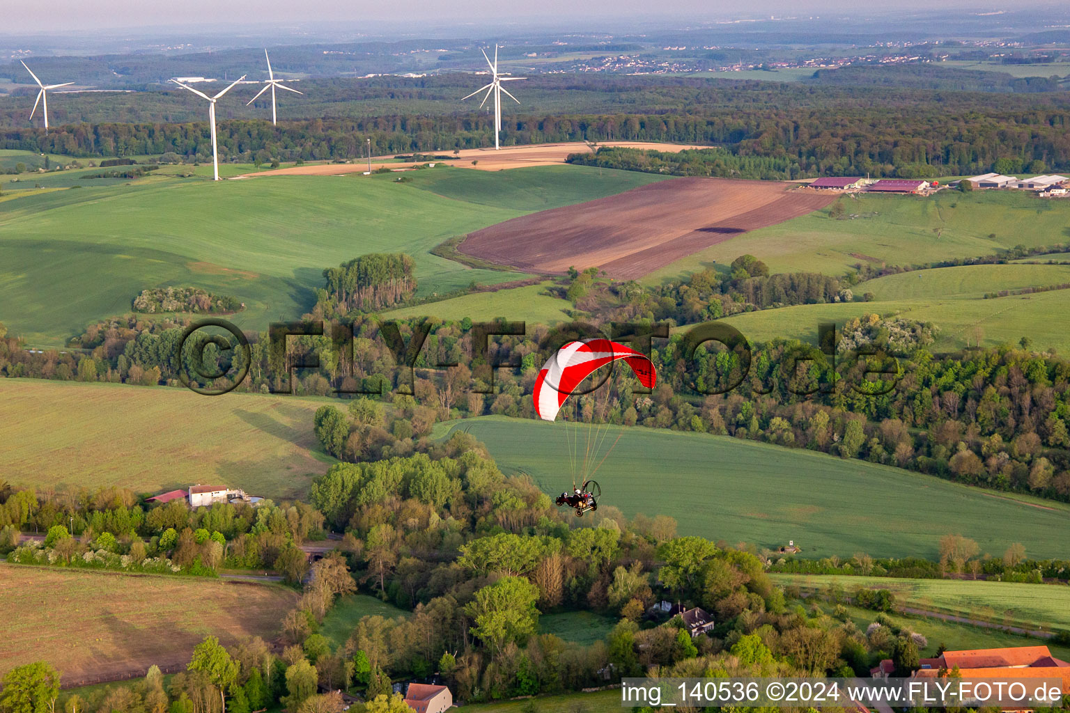 Motorschirm vor Windpark in Herbitzheim im Bundesland Bas-Rhin, Frankreich