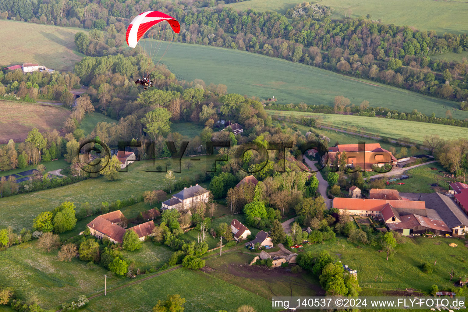 Motorschirm am Morgen über Chapelle Sainte-Barbe in Kalhausen im Bundesland Moselle, Frankreich