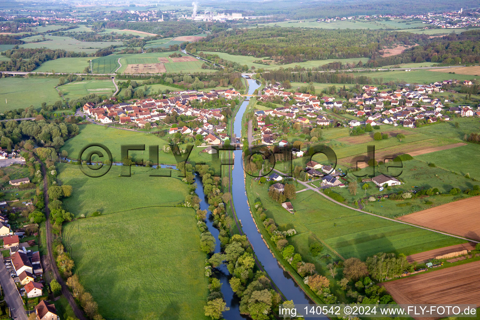Ecluse N°21 am Canal des Houillères de la Sarre von Nordosten in Herbitzheim im Bundesland Bas-Rhin, Frankreich