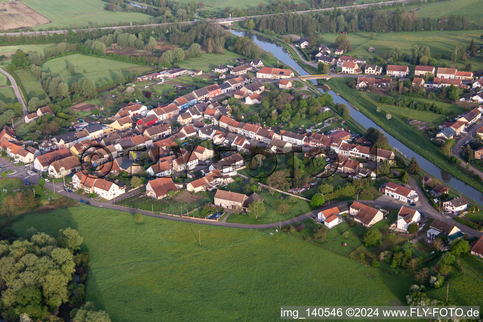 Rue des Mures und Canal des Houillères de la Sarre in Herbitzheim im Bundesland Bas-Rhin, Frankreich