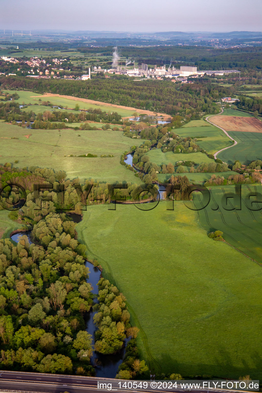 Flutwiesen der Saar sind der Futterplatz für die Störche in Willerwald im Bundesland Moselle, Frankreich