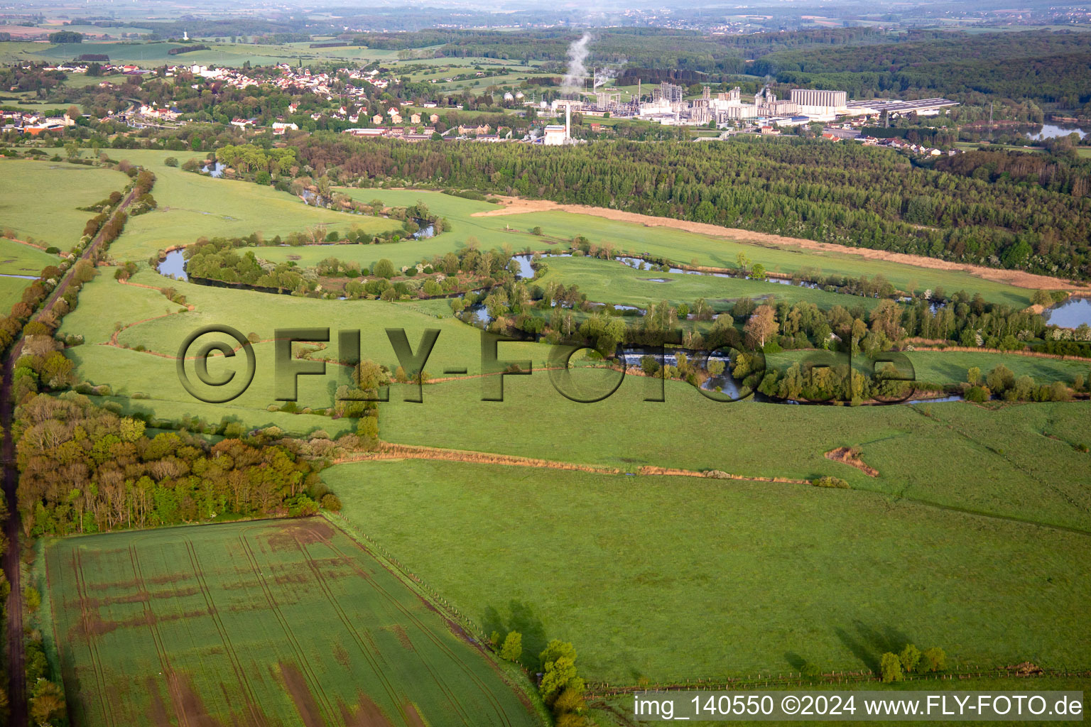 Luftbild von Flutwiesen der Saar sind der Futterplatz für die Störche in Willerwald im Bundesland Moselle, Frankreich