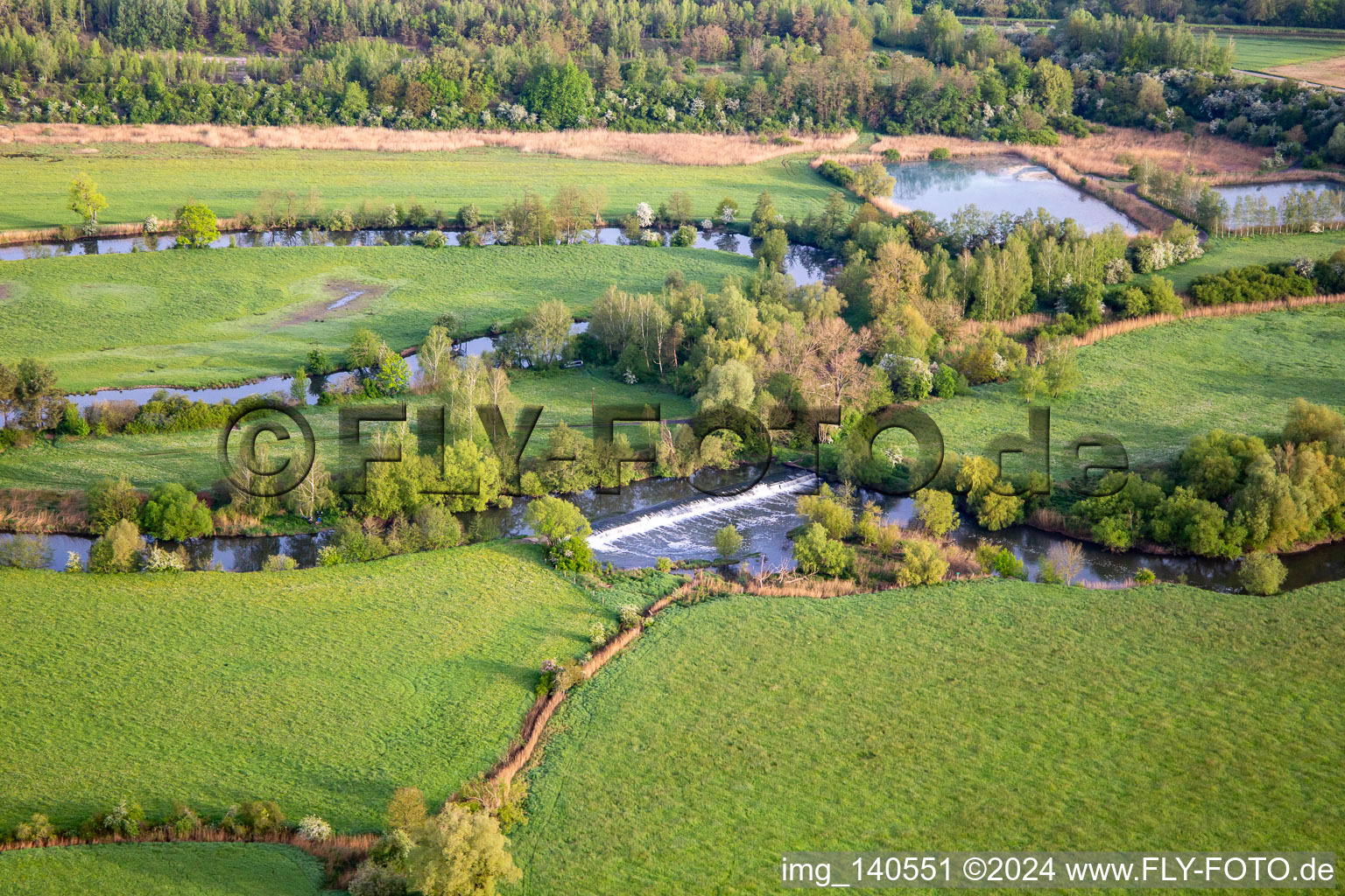 Luftaufnahme von Flutwiesen der Saar sind der Futterplatz für die Störche in Willerwald im Bundesland Moselle, Frankreich