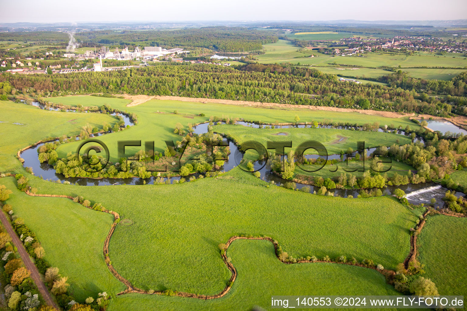 Schrägluftbild von Flutwiesen der Saar sind der Futterplatz für die Störche in Willerwald im Bundesland Moselle, Frankreich