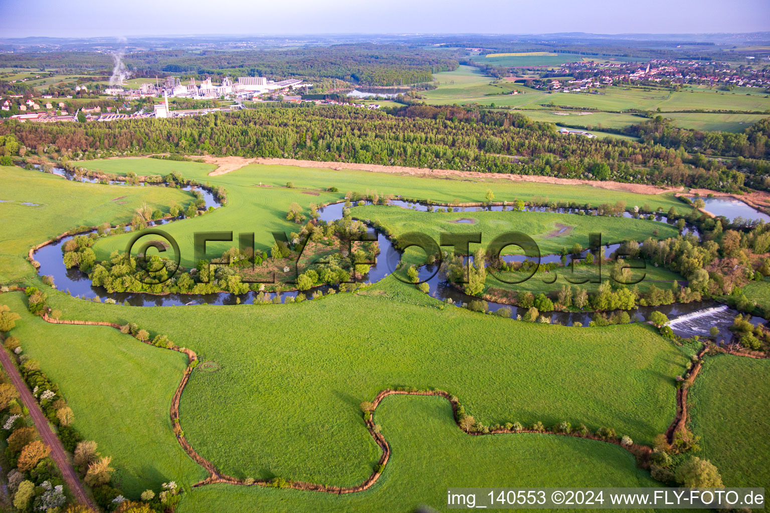 Flutwiesen der Saar Futterplatz für Störche von Saaralbe in Willerwald im Bundesland Moselle, Frankreich