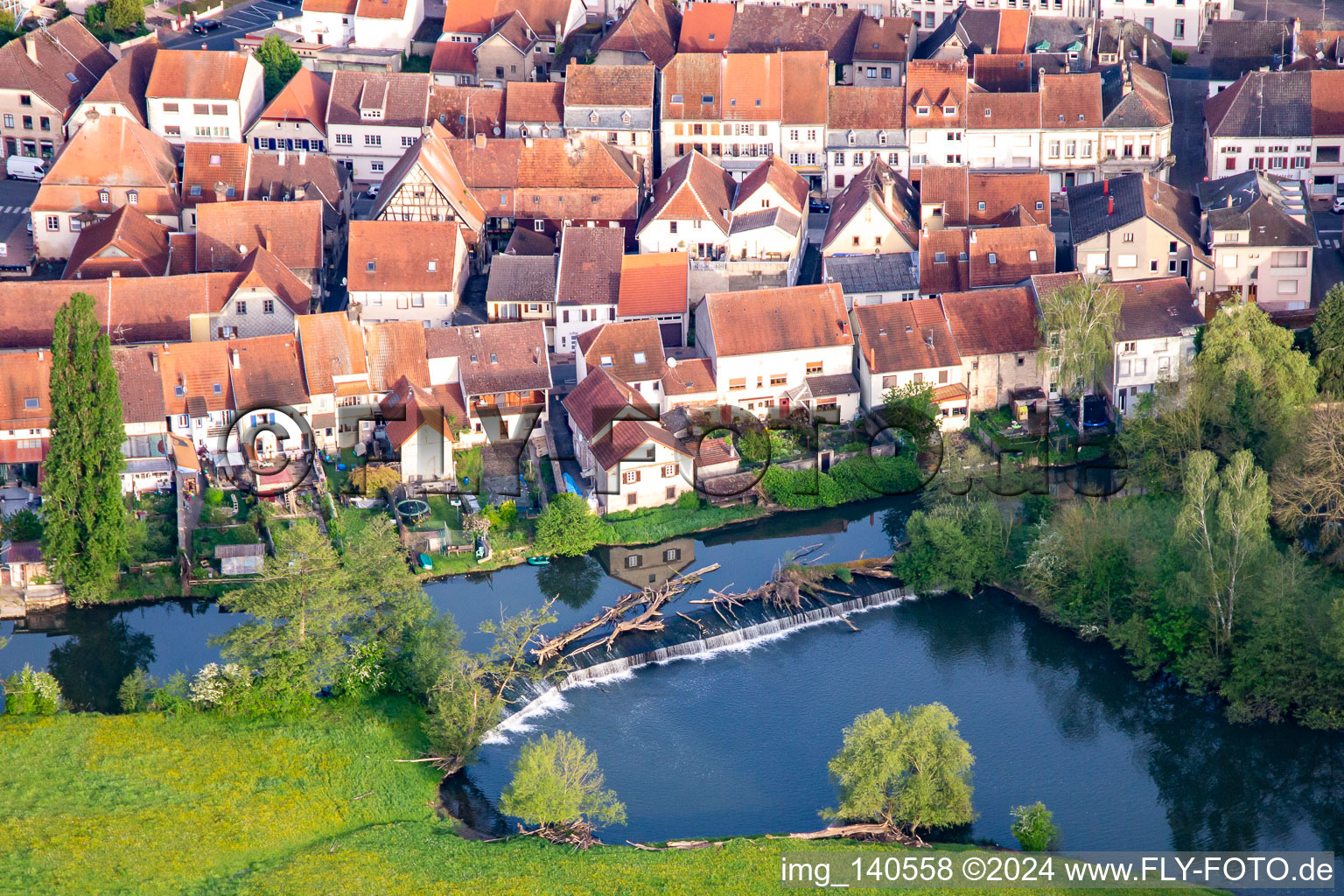 Flußwehr der Saar an der Rue du Moulin in Sarralbe im Bundesland Moselle, Frankreich