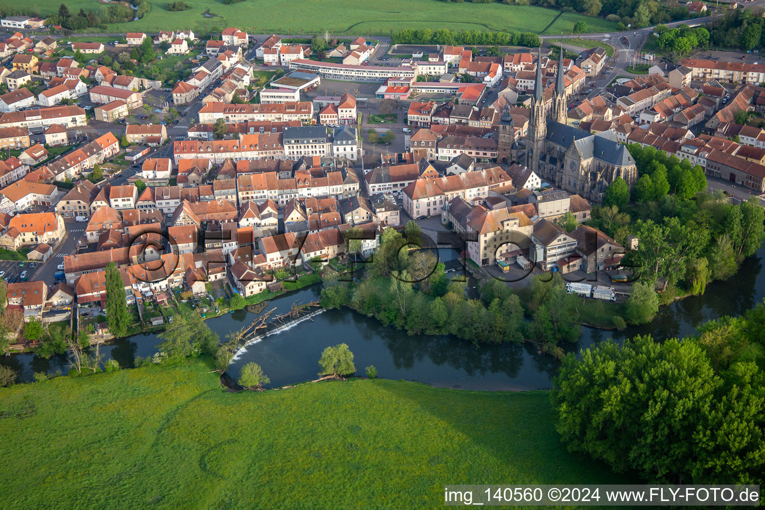 Altstadt mit Église Saint-Martin (Cathédrale de la Sarre ) in Sarralbe im Bundesland Moselle, Frankreich