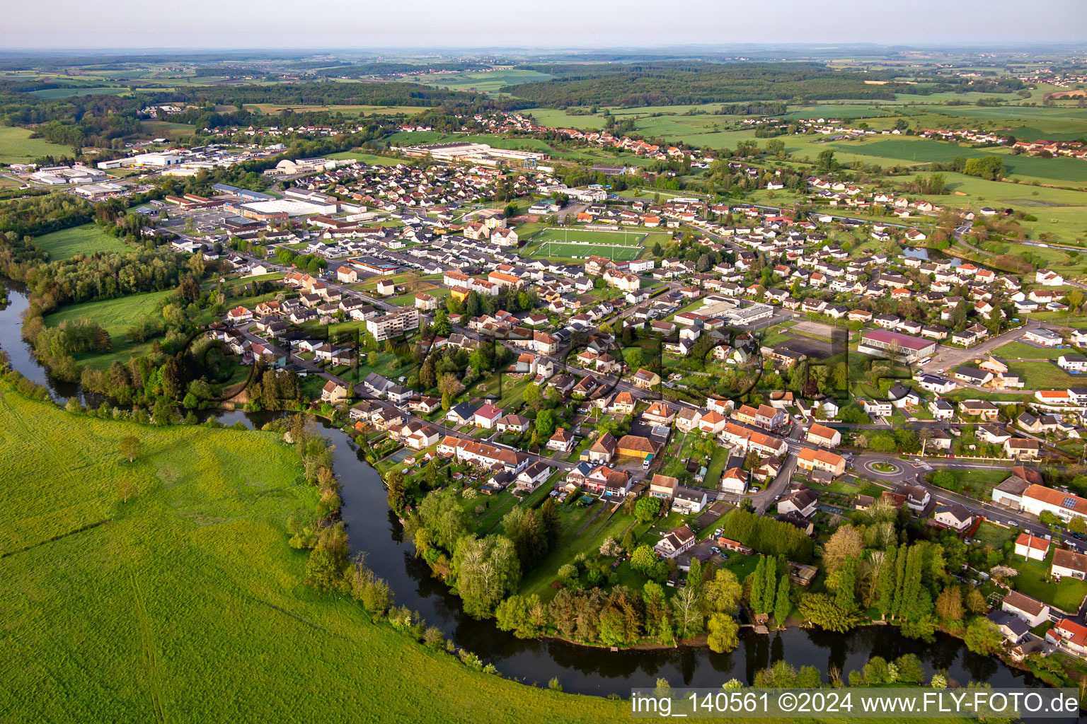 Verlauf der Saar östlich der Stadt in Sarralbe im Bundesland Moselle, Frankreich