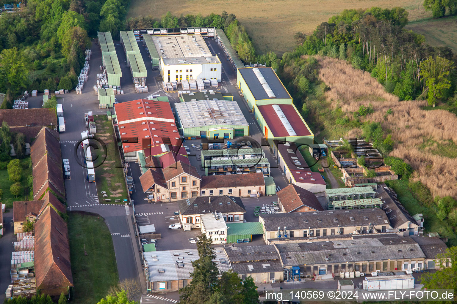 Luftaufnahme von Gewerbegebiet LE HARAS mit Bluetek Sarralbe, SIA Service | Expert en sécurité incendie im Bundesland Moselle, Frankreich