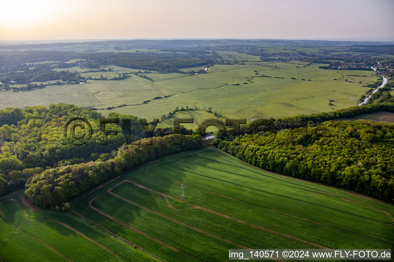 Wiesen am Mittlachgraben am Morgen in Harskirchen im Bundesland Bas-Rhin, Frankreich