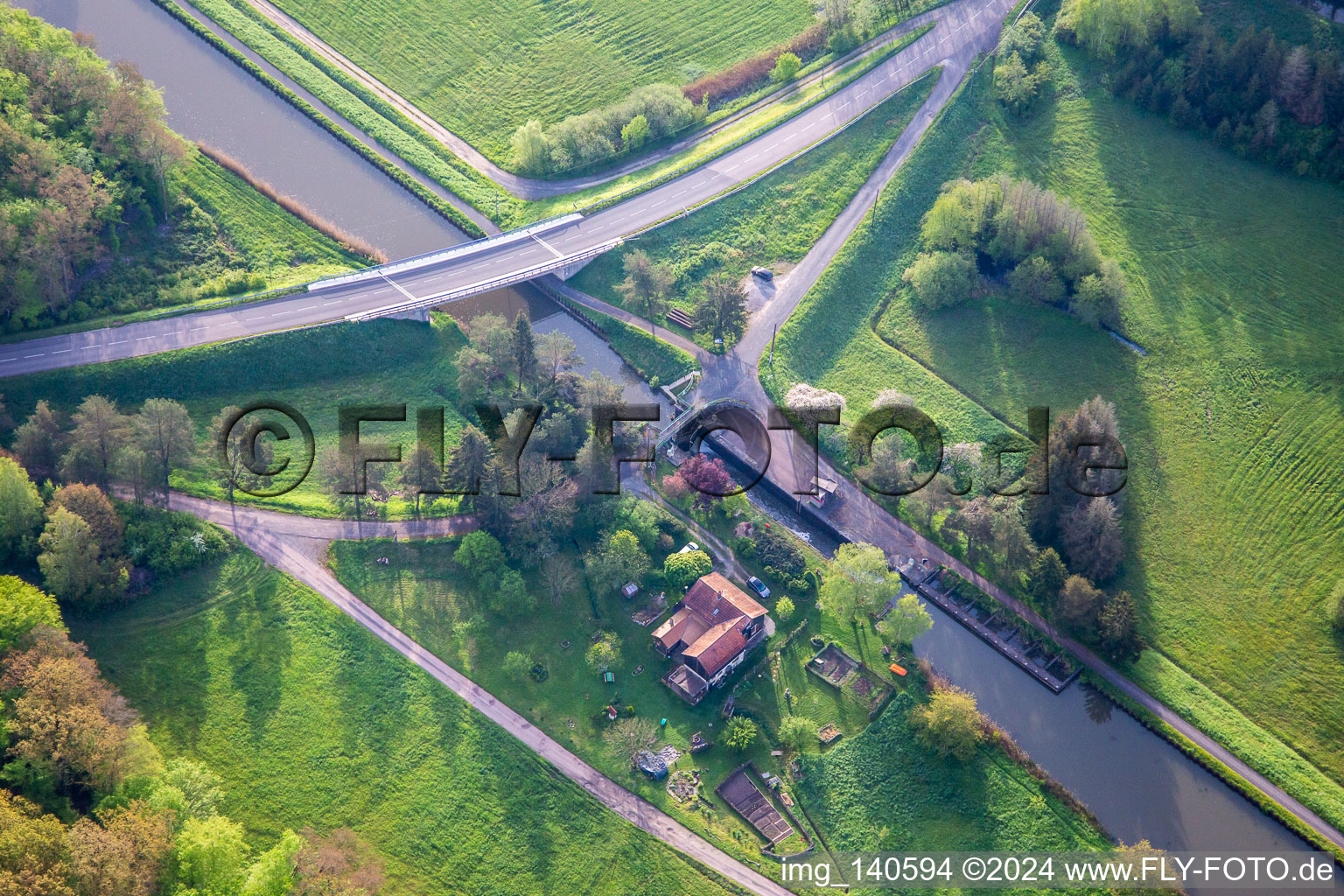 Luftbild von Ecluse N° 15 Vibersviller am Canal des Houillères de la Sarre im Bundesland Moselle, Frankreich