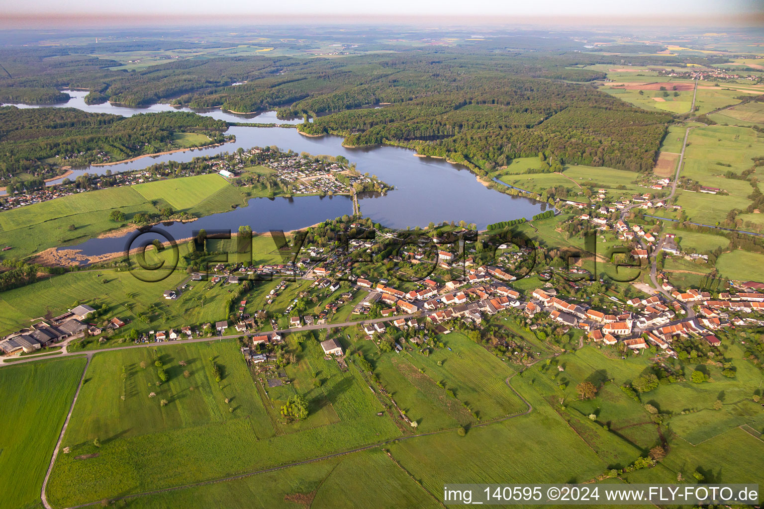 Ort am Ufer des Grand Étang de Mittersheim dit le Lac Vert im Bundesland Moselle, Frankreich