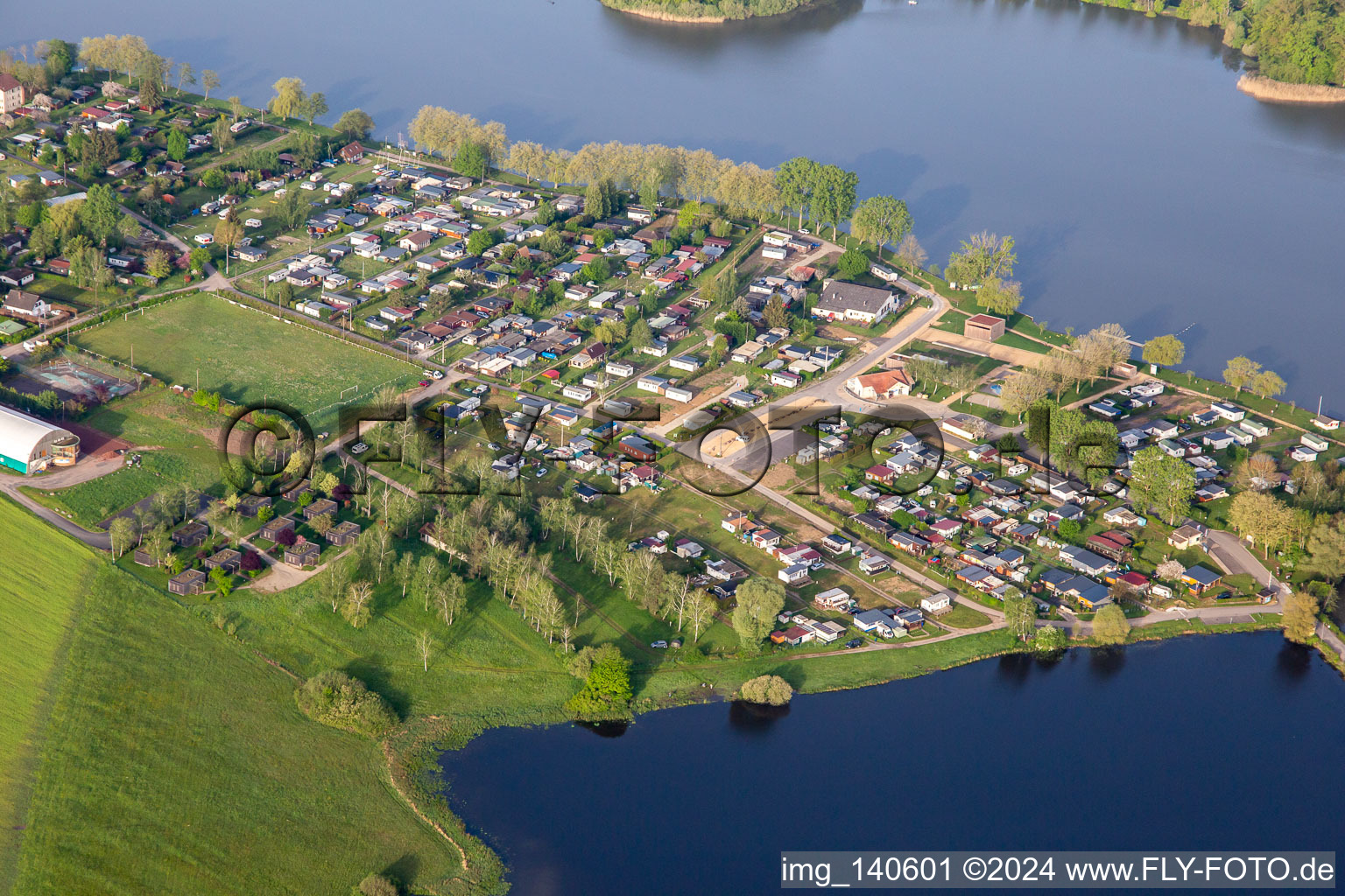 Luftbild von Camping Municipal Le Lac Vert am Hirschweyer in Mittersheim im Bundesland Moselle, Frankreich