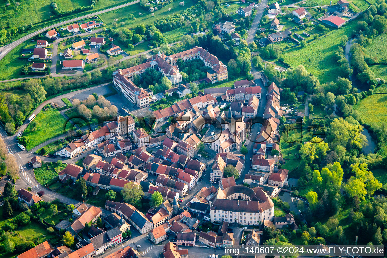 Altstadt mit Château de Fénétrange im Bundesland Moselle, Frankreich