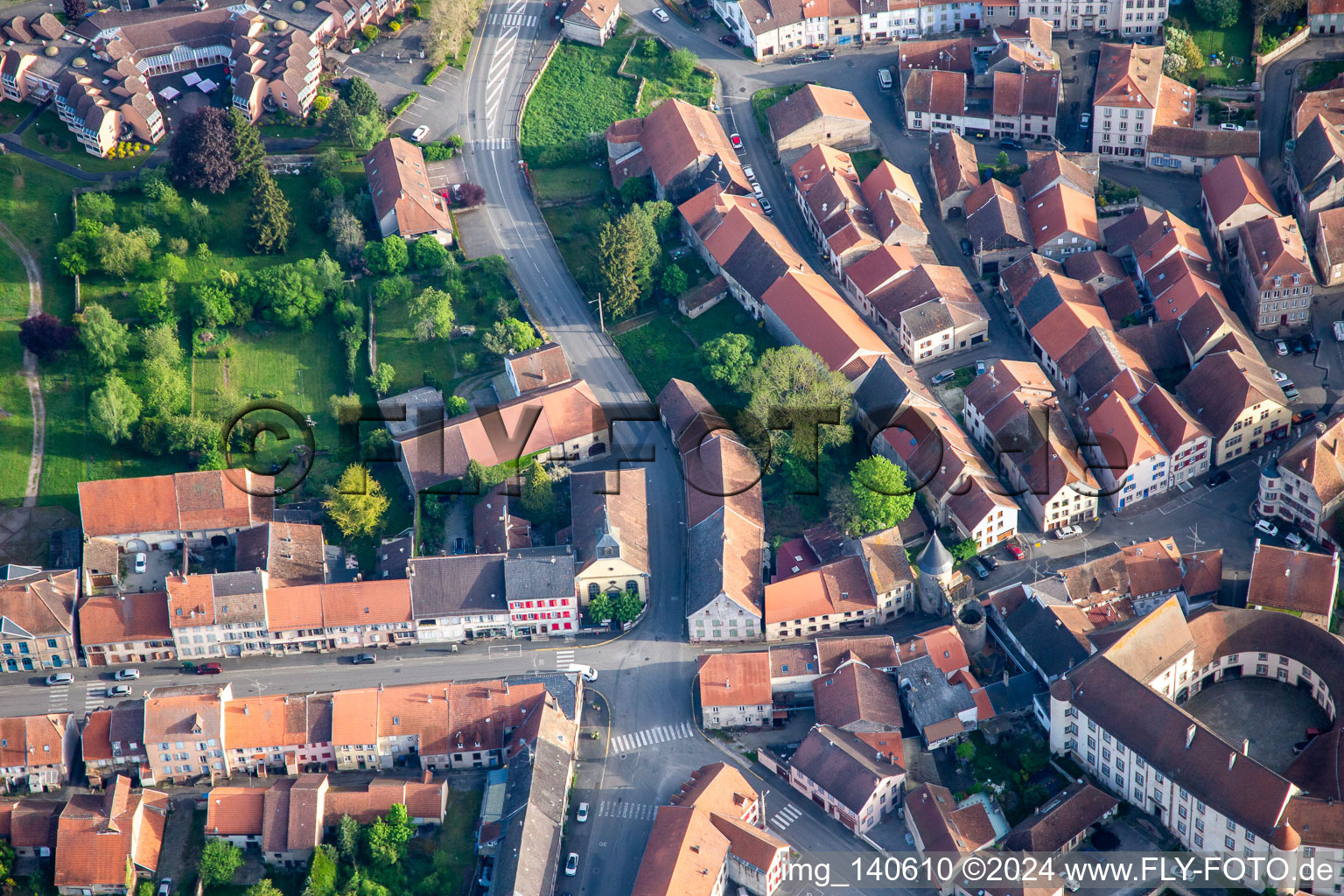 Rue des Remparts in Fénétrange im Bundesland Moselle, Frankreich