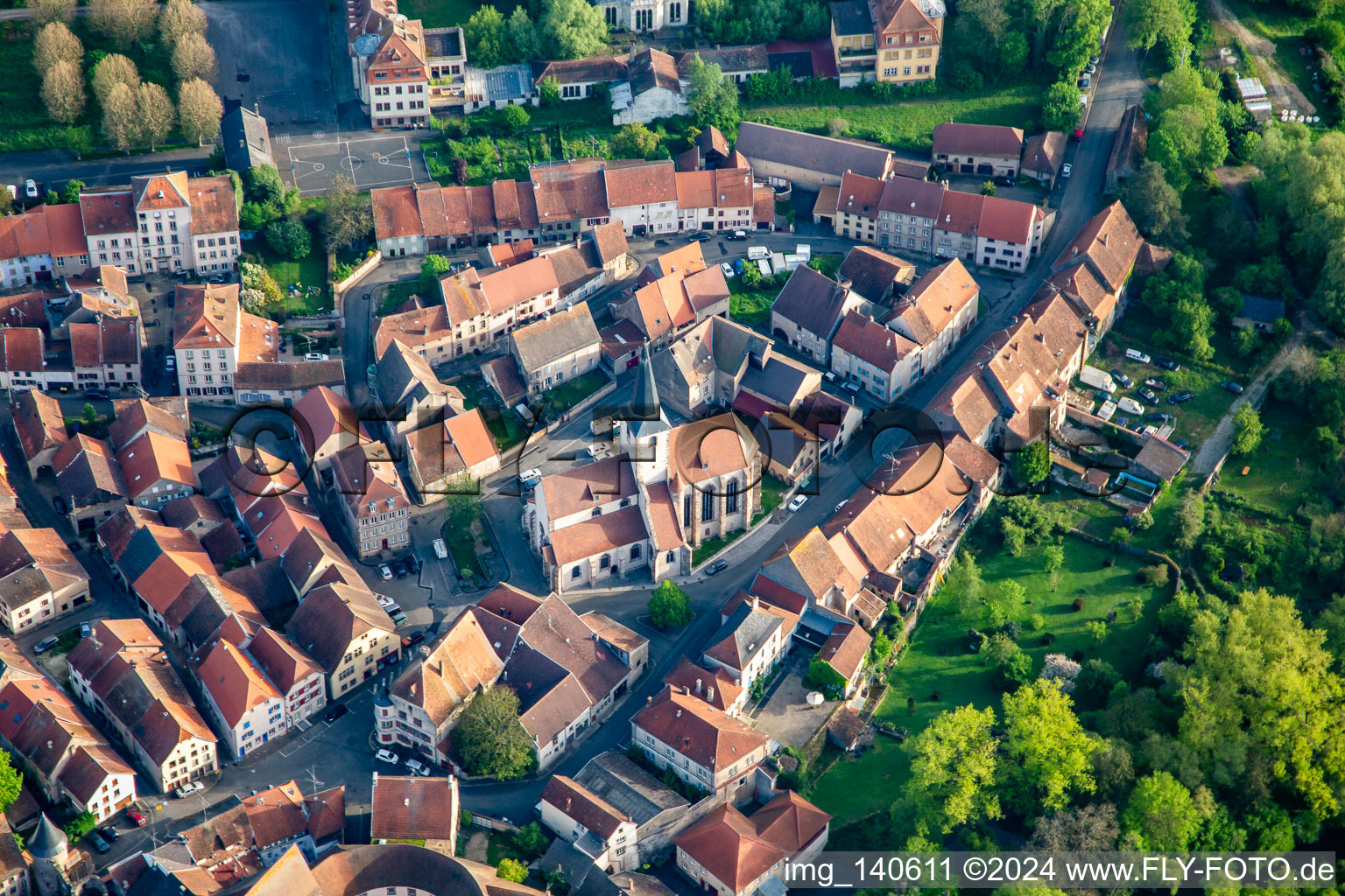 Altstadt mit Église Saint-Rémy de Fénétrange im Bundesland Moselle, Frankreich