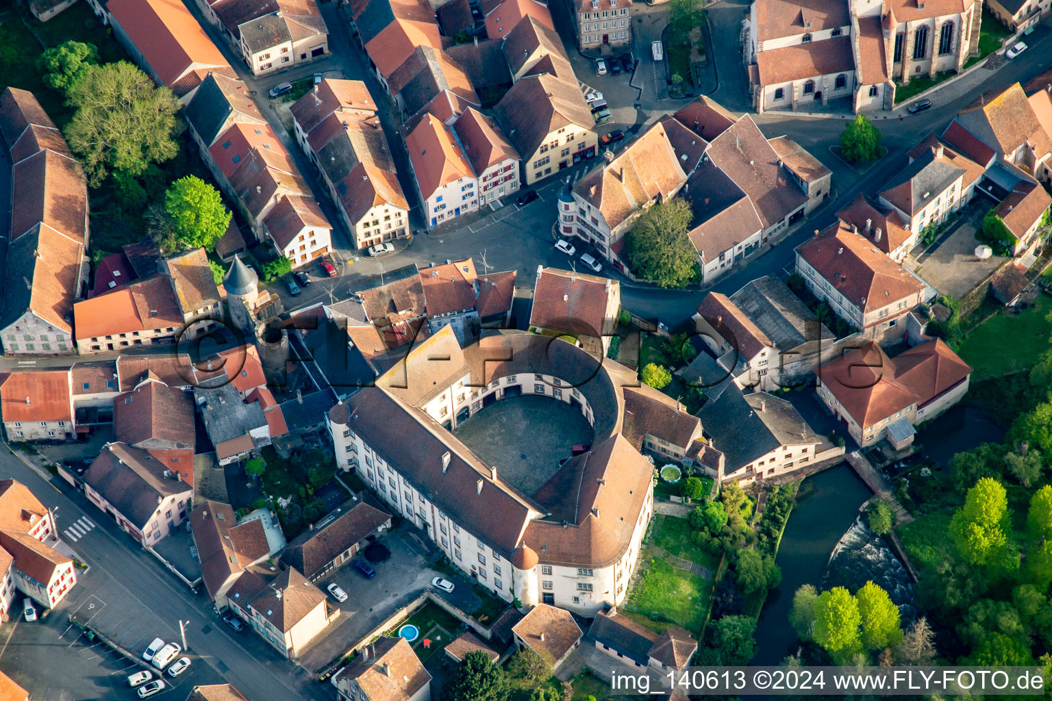 Luftbild von Altstadt mit Château de Fénétrange im Bundesland Moselle, Frankreich