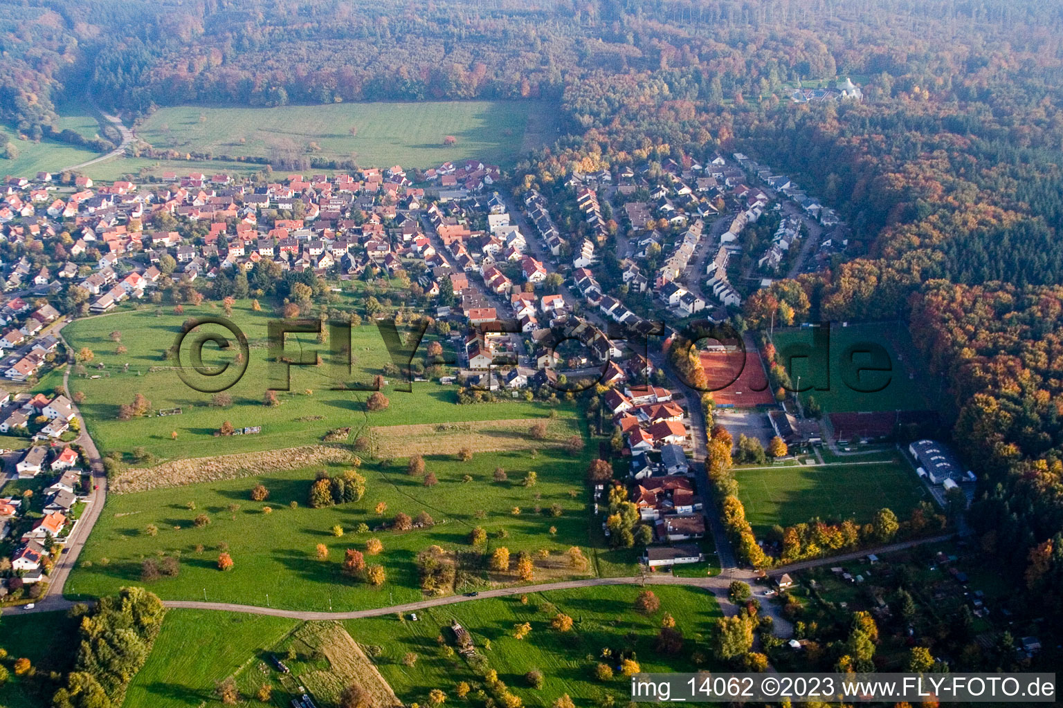 Schrägluftbild von Ortsteil Schluttenbach in Ettlingen im Bundesland Baden-Württemberg, Deutschland
