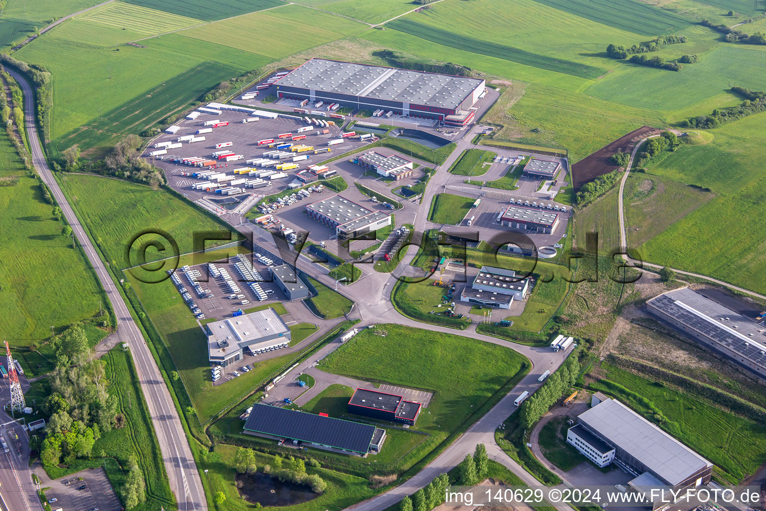 Gewerbegebiet mit KIMMEL LOGISTIK, KIMMEL LAVAGE,  Dietrich Véhicules und Sarre Union Pl Services - MAN an der Mautstelle Sarre-Union - A4 - Sortie N°42 in Thal-Drulingen im Bundesland Bas-Rhin, Frankreich