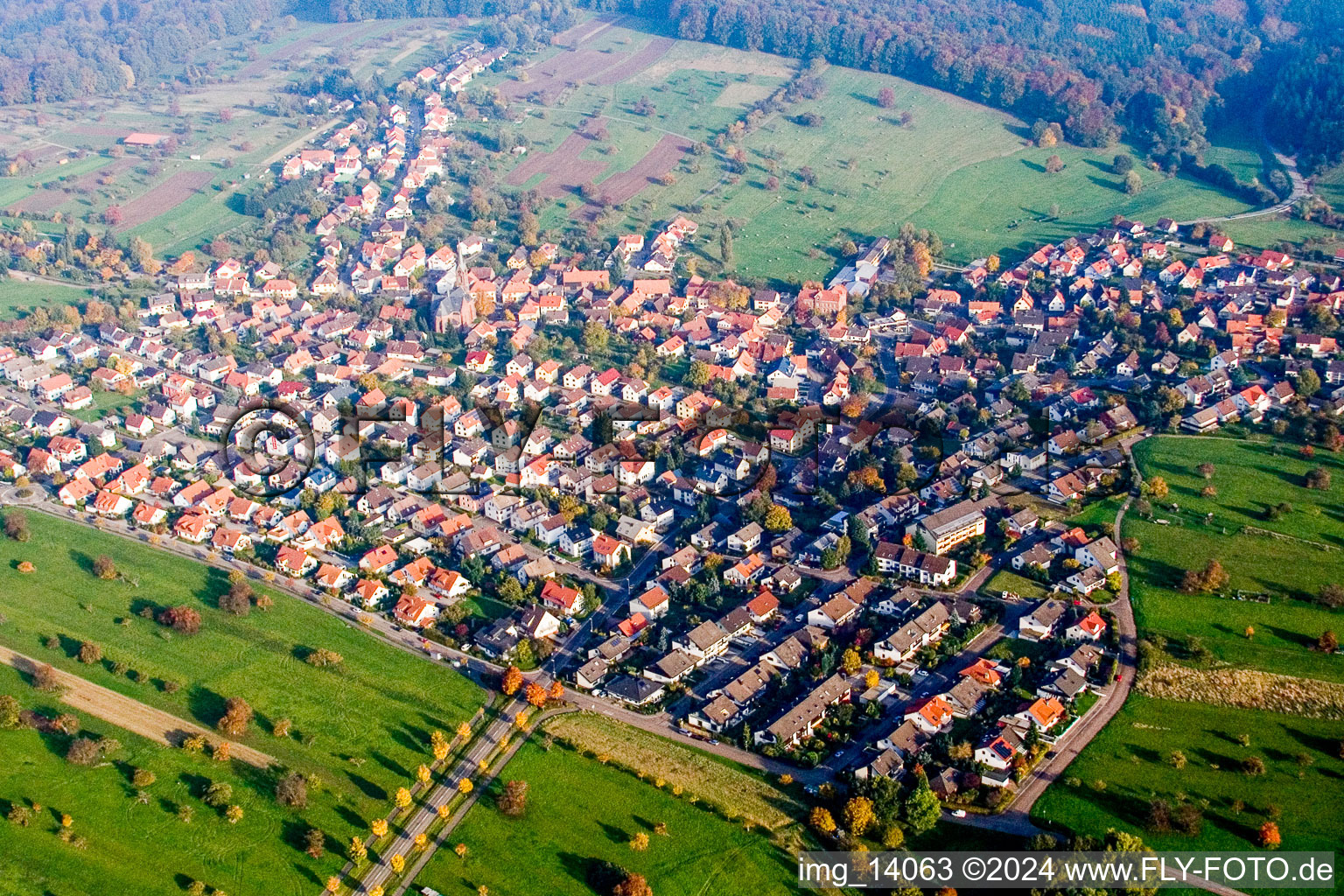 Luftaufnahme von Ortsansicht der Straßen und Häuser der Wohngebiete in Schöllbronn in Ettlingen im Bundesland Baden-Württemberg, Deutschland