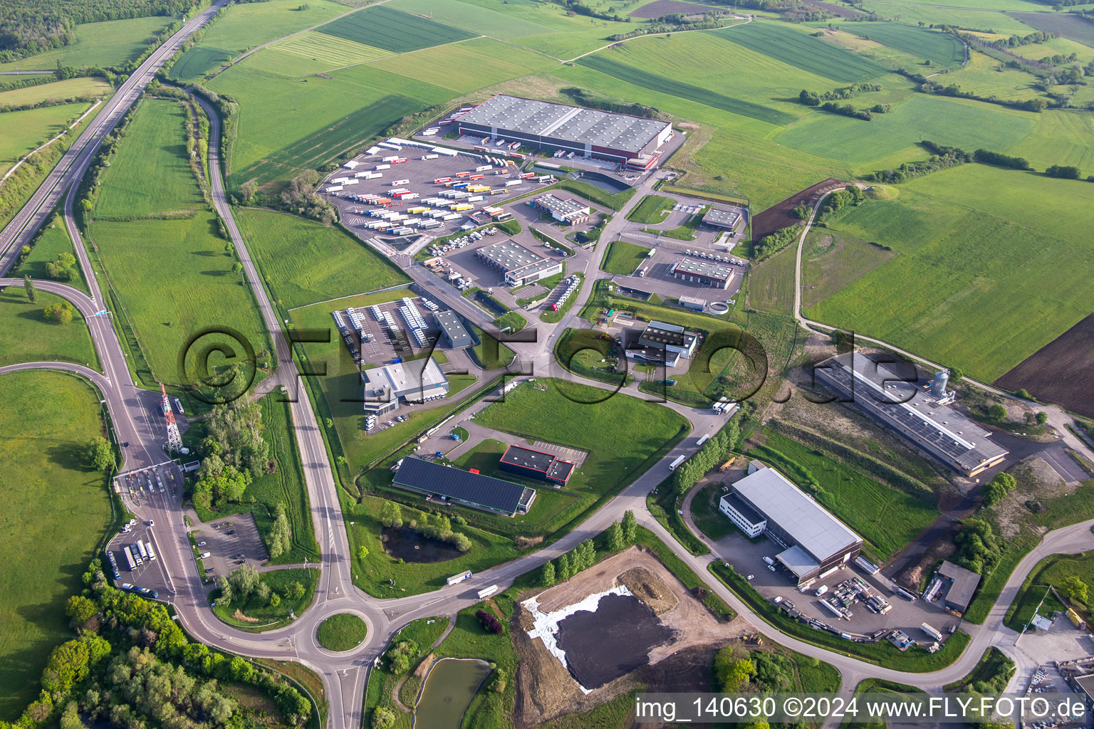 Luftbild von Gewerbegebiet mit KIMMEL LOGISTIK, KIMMEL LAVAGE,  Dietrich Véhicules und Sarre Union Pl Services - MAN an der Mautstelle Sarre-Union - A4 - Sortie N°42 in Thal-Drulingen im Bundesland Bas-Rhin, Frankreich