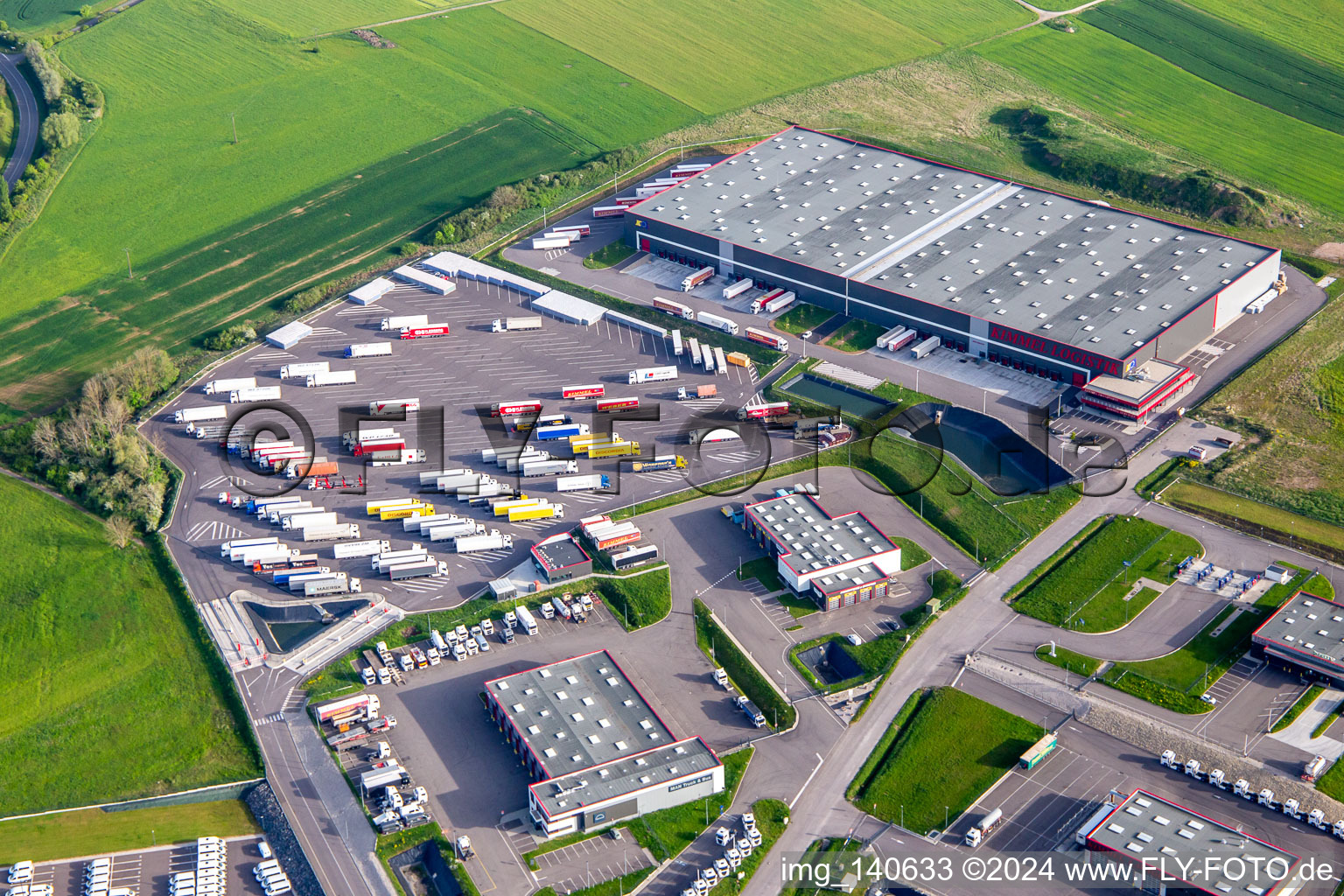 Gewerbegebiet mit KIMMEL LOGISTIK, KIMMEL LAVAGE,  Dietrich Véhicules und Sarre Union Pl Services - MAN an der Mautstelle Sarre-Union - A4 - Sortie N°42 in Thal-Drulingen im Bundesland Bas-Rhin, Frankreich von oben