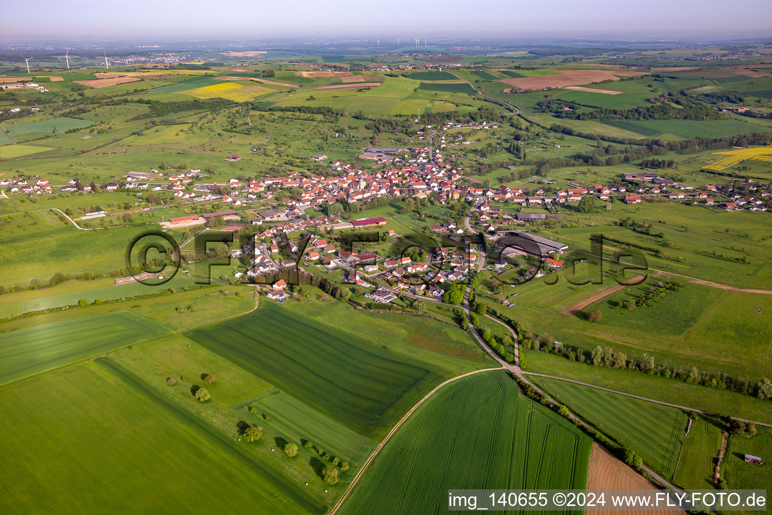 Von Südosten in Rahling im Bundesland Moselle, Frankreich