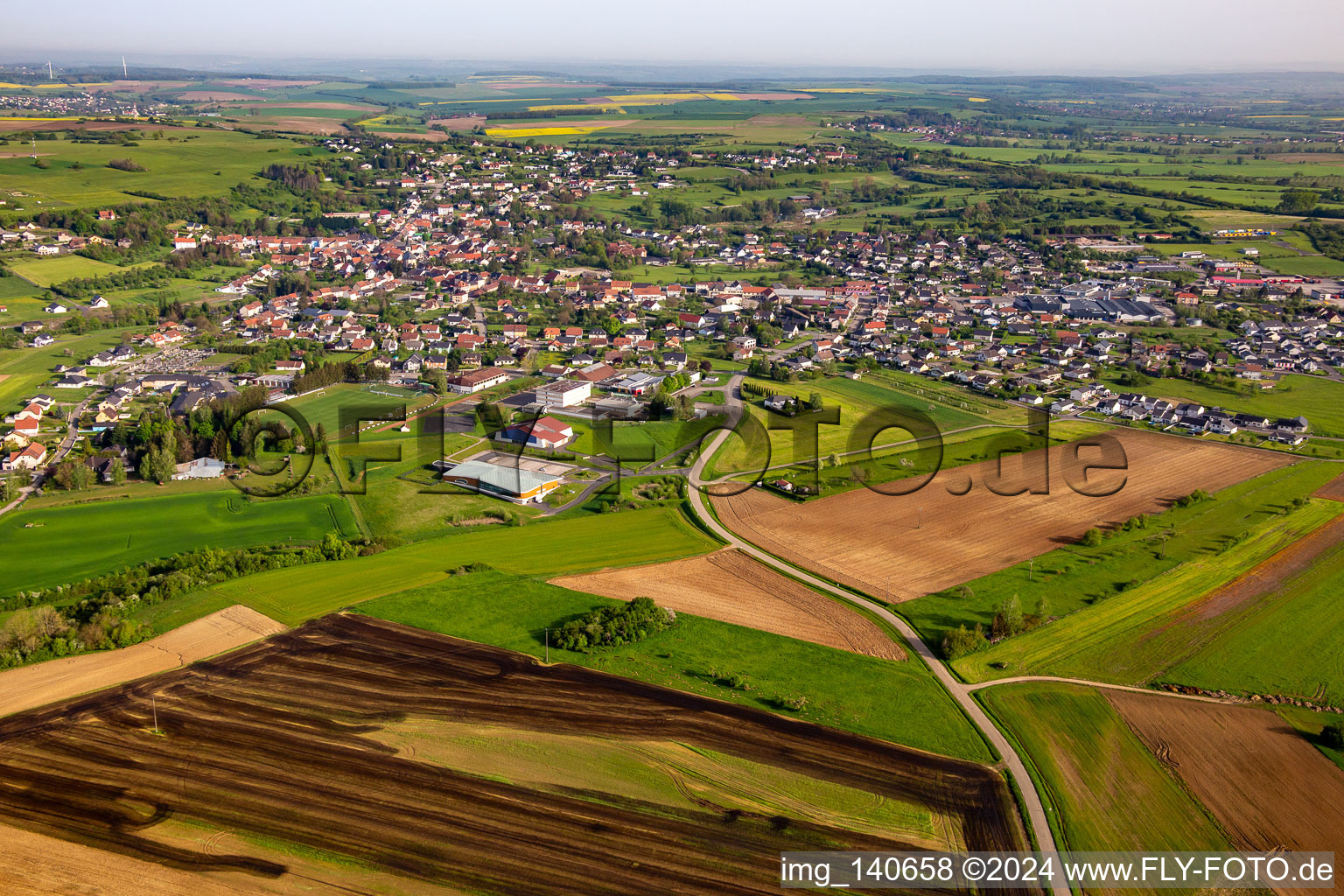 Von Süden in Rohrbach-lès-Bitche im Bundesland Moselle, Frankreich