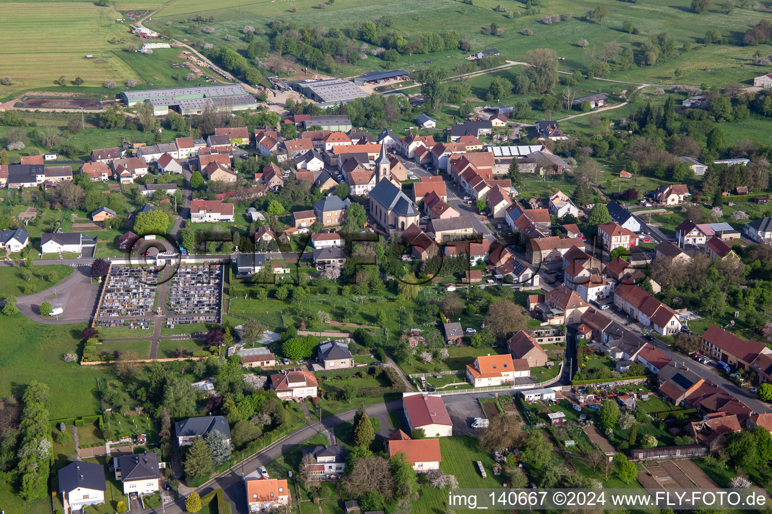 Eglise Petit-Réderching und Friedhof im Bundesland Moselle, Frankreich