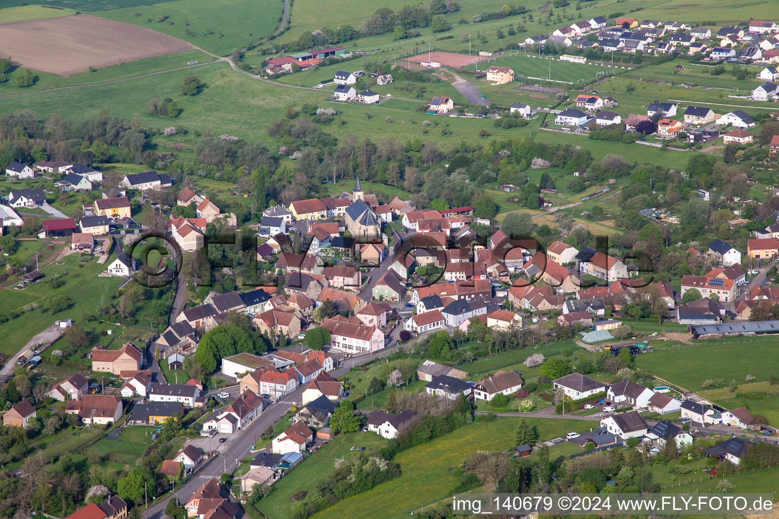 Schrägluftbild von Gros-Réderching im Bundesland Moselle, Frankreich