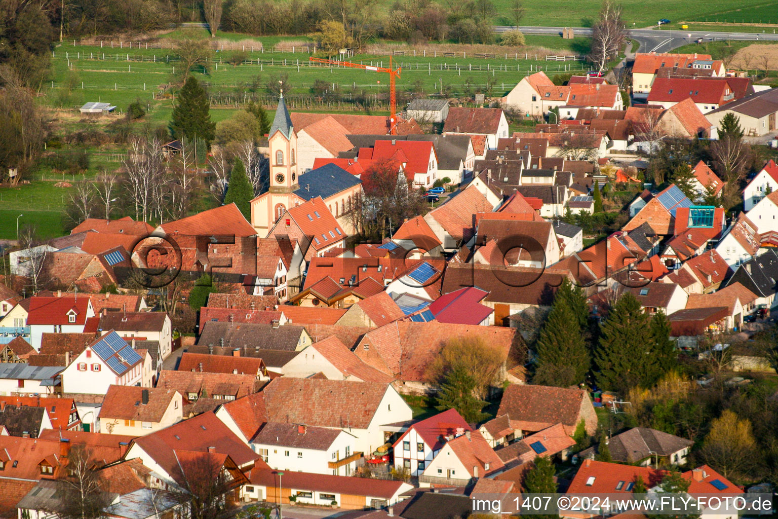 Luftaufnahme von Kirchengebäude im Dorfkern im Ortsteil Ingenheim in Billigheim-Ingenheim im Bundesland Rheinland-Pfalz, Deutschland