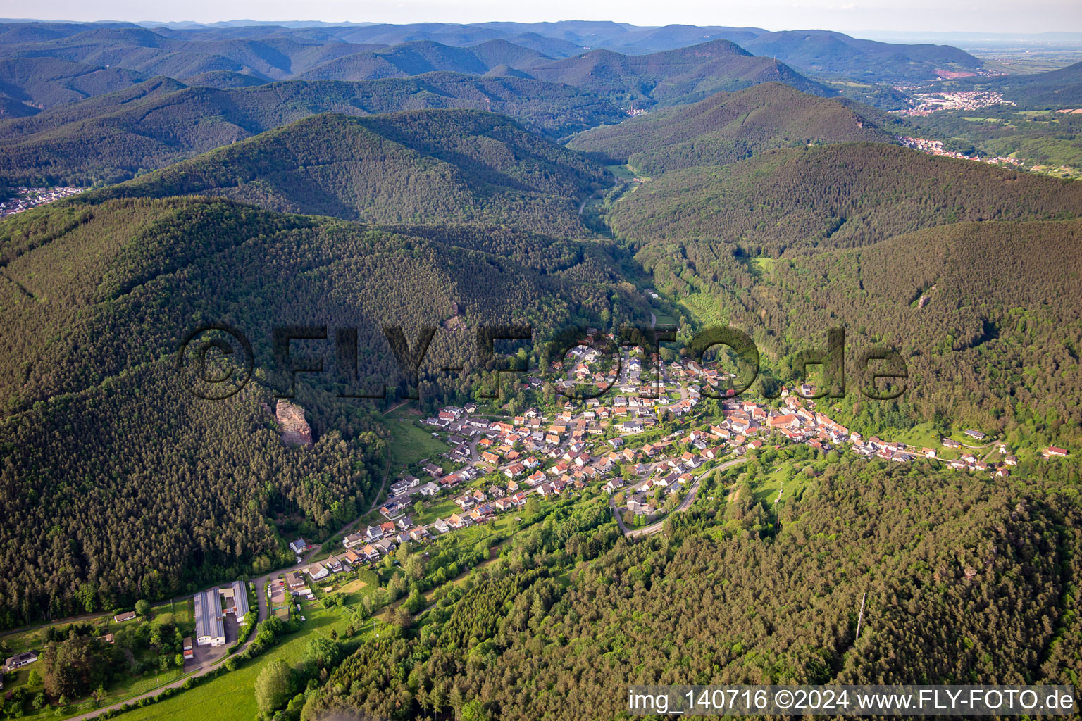 Luftbild von Lug von Südwesten im Bundesland Rheinland-Pfalz, Deutschland