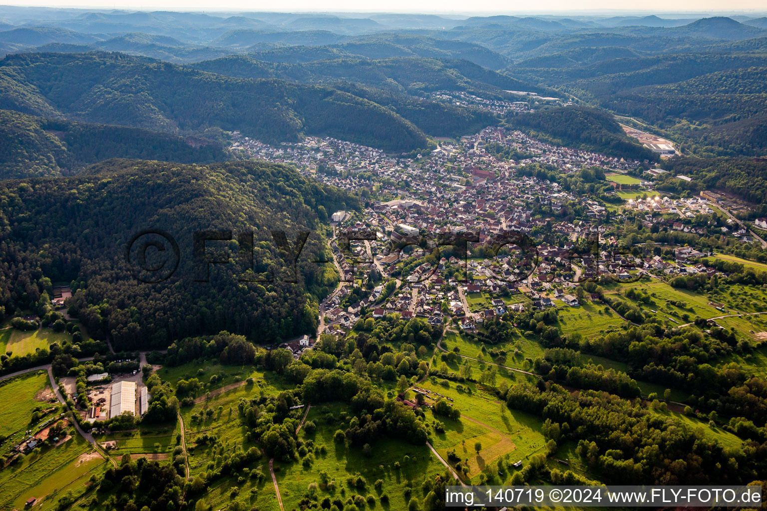 Hauenstein von Südosten im Bundesland Rheinland-Pfalz, Deutschland